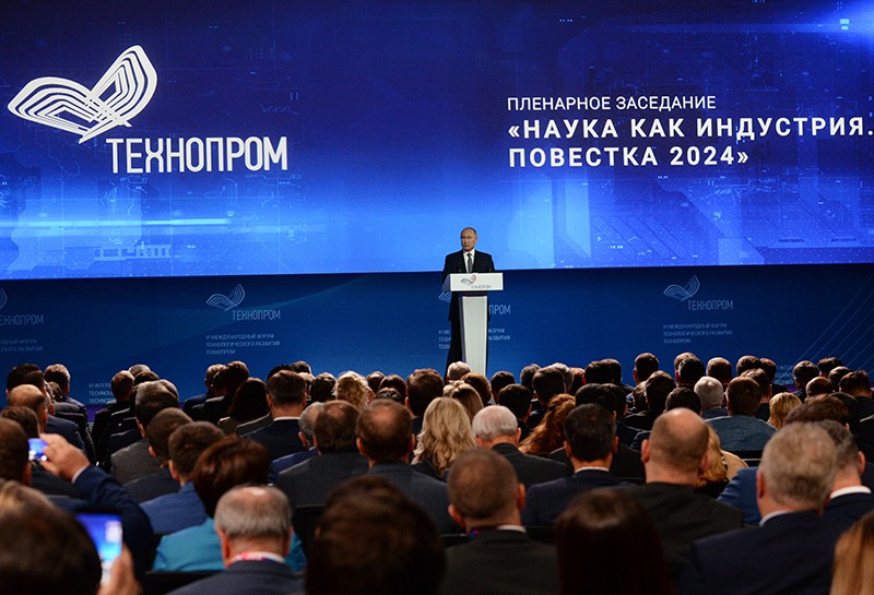 Владимир Путин выступает на пленарном заседании международного форума "Технопром-2018"