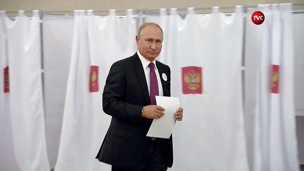 Владимир Путин во время голосования на избирательном участке