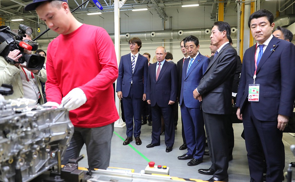 Владимир Путин и Синдзо Абэ посетили двигателестроительный завод "Мазда Соллерс"
