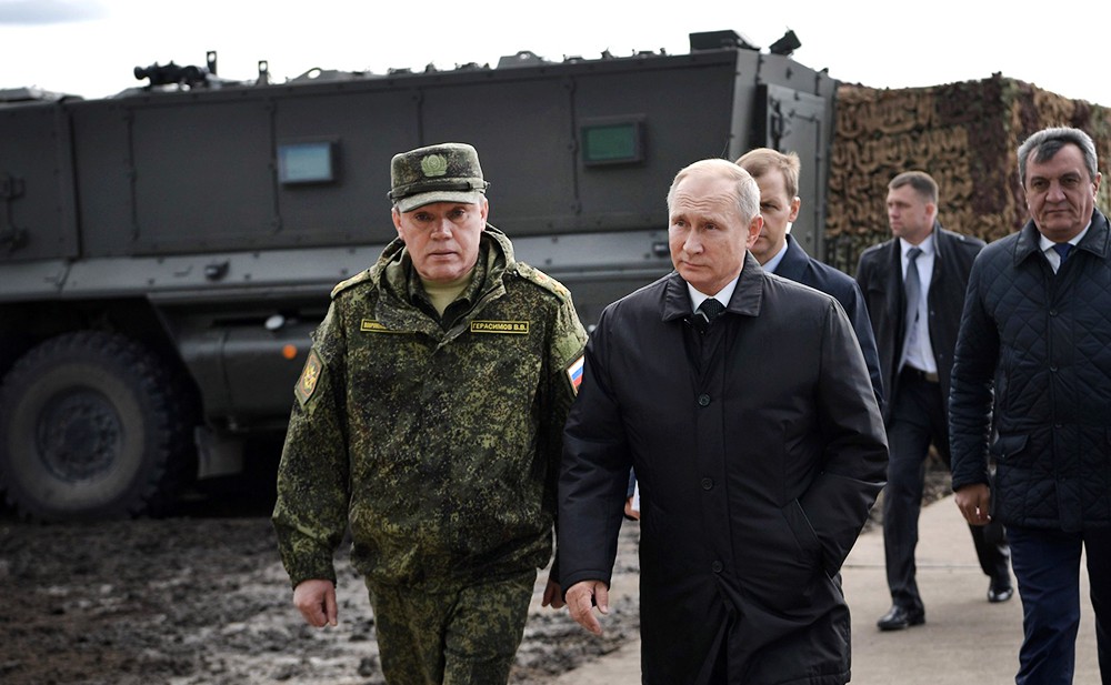 Владимир Путин на военных учениях