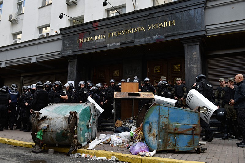 Сотрудники полиции у здания генеральной прокуратуры Украины