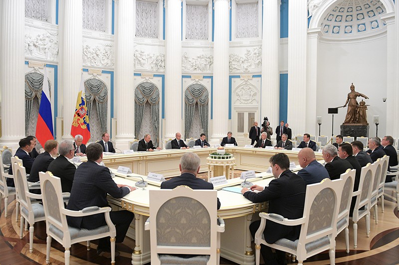 Владимир Путин во время встречи с главами субъектов России