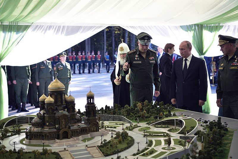 Владимир Путин во время посещения парка "Патриот"