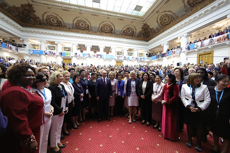 Владимир Путин и участницы второго Евразийского женского форума