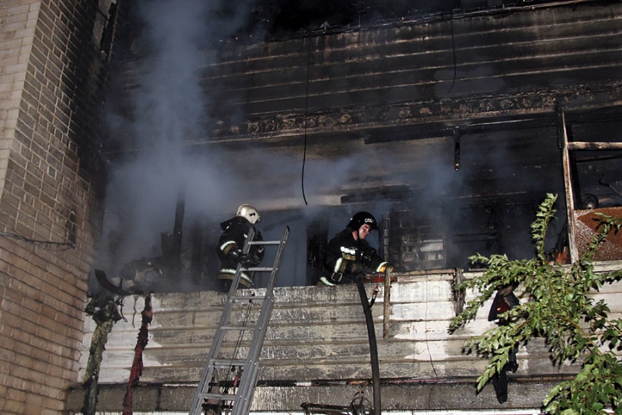 Пожарные на месте возгорания в жилом доме