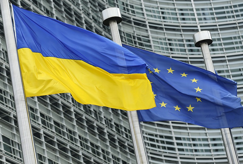 Флаги Евросоюза и Украины 