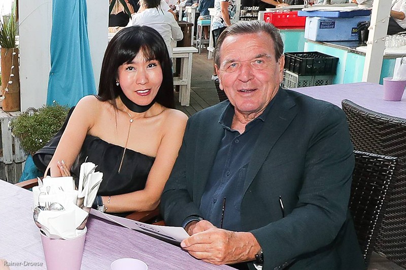 Герхард Шредер со своей невестой Ким Со Ён 