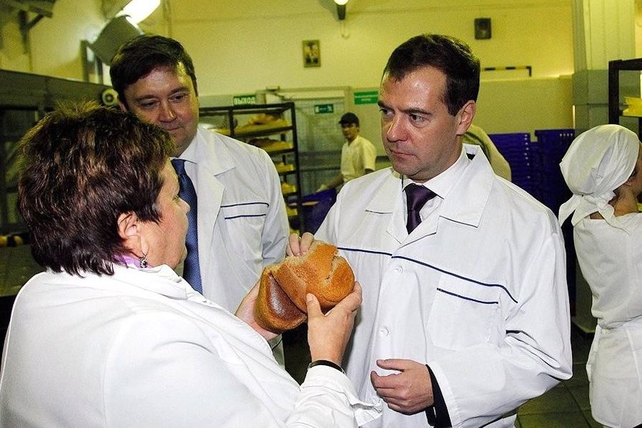 Дмитрий Медведев во время посещения хлебзавода в 2011 году