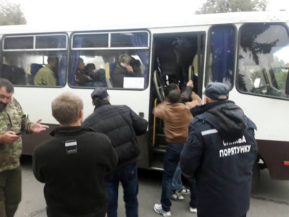 Эвакуация людей из зоны взрыва боеприпасов на Украине