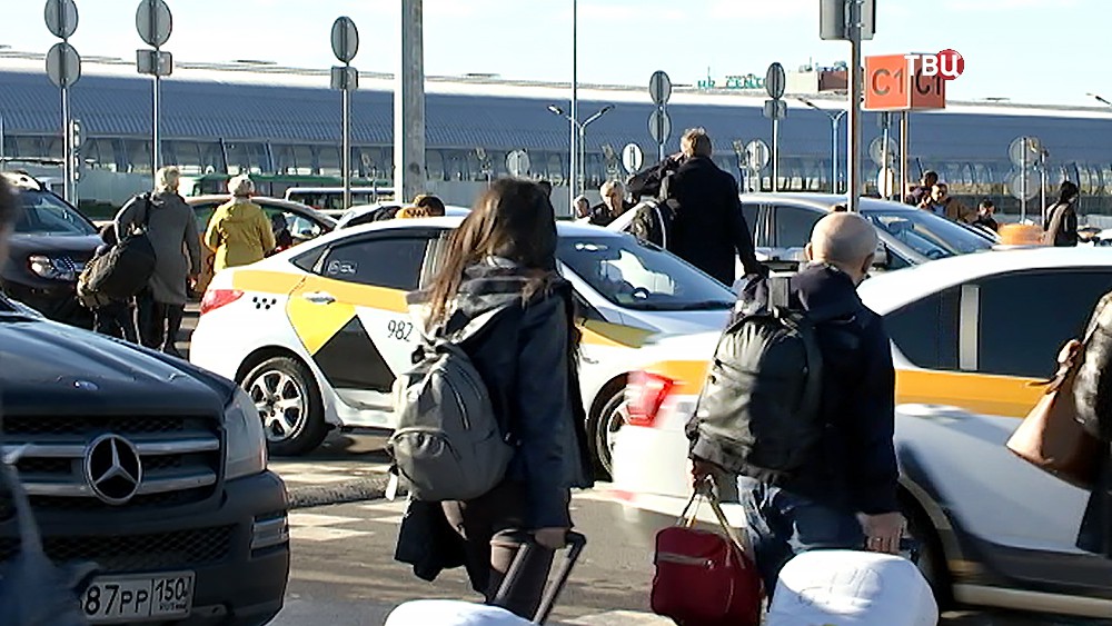 ГН Как в московских аэропортах борются с нечестными таксистами