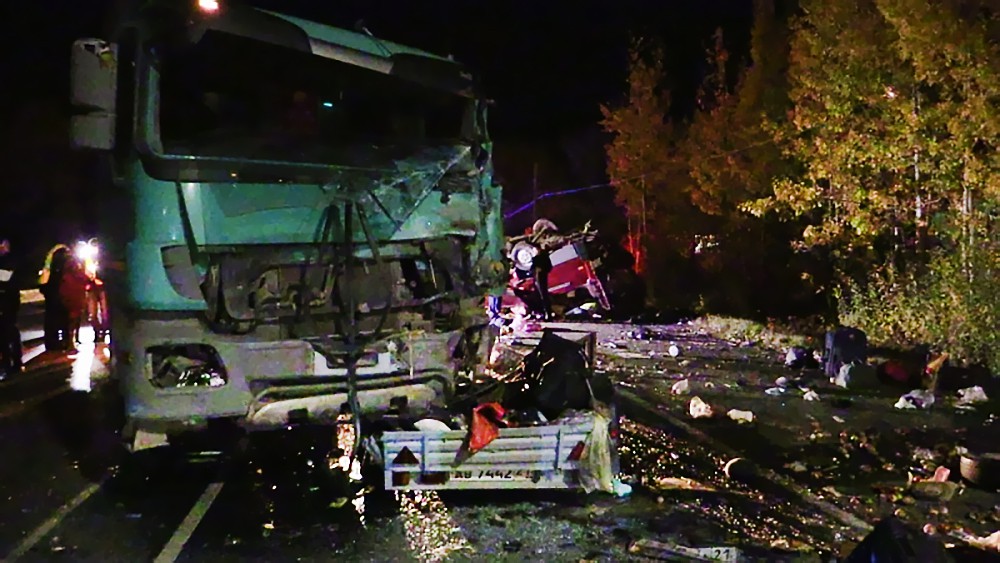 Последствия ДТП с участием грузовика в Чувашии