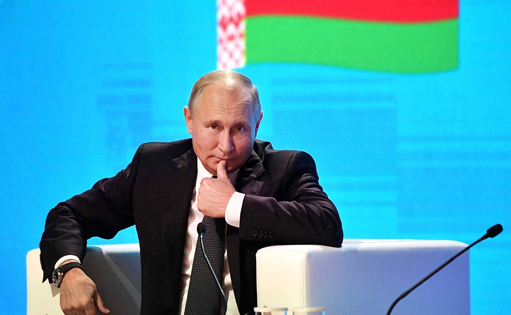 Владимир Путин на фоне белорусского флага