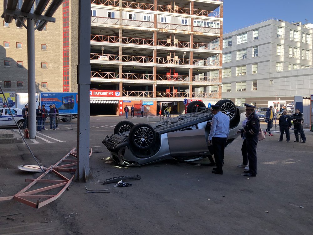 Машина, выпавшая со второго этажа парковки торгового центра "Горбушкин двор"
