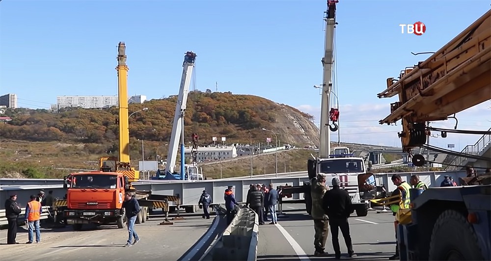 Последствия обрушения пешеходного моста во Владивостоке