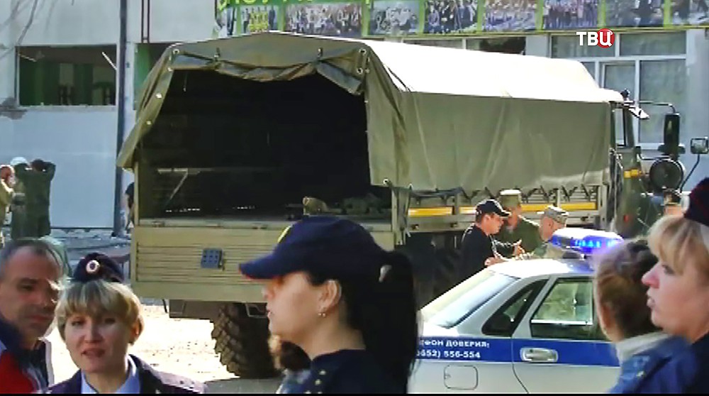 Оперативные службы на месте взрыва в колледже в Керчи  