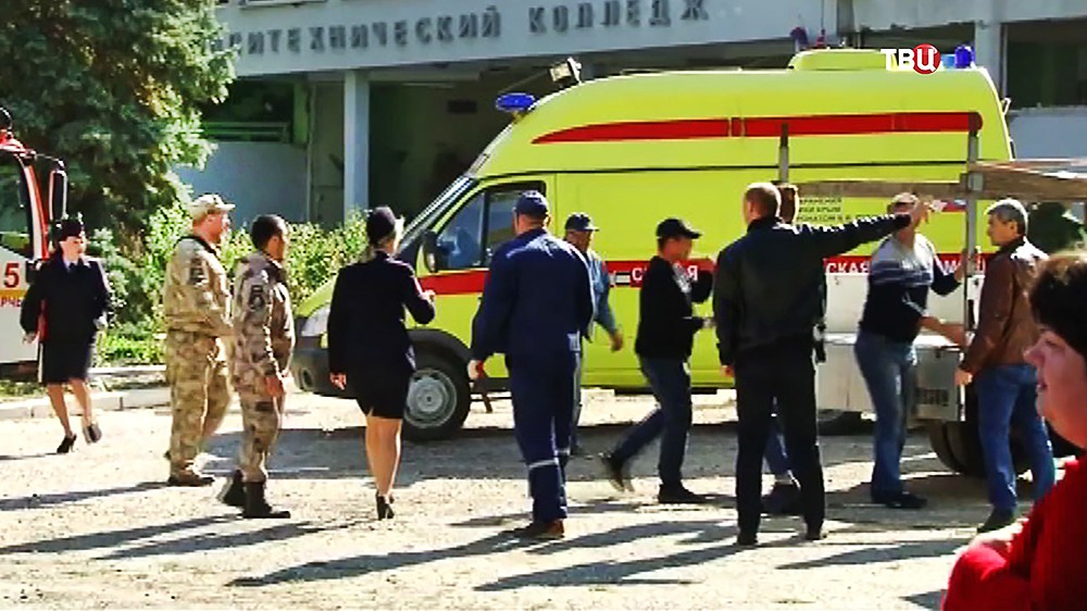 Оперативные службы на месте взрыва в колледже в Керчи  