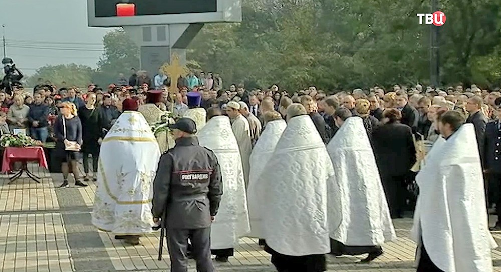 Траурная церемония на главной площади в Керчи