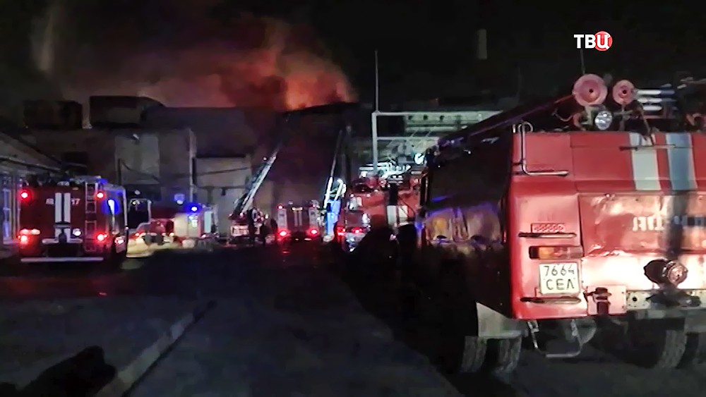 Пожарные на месте возгорания на заводе во Владикавказе