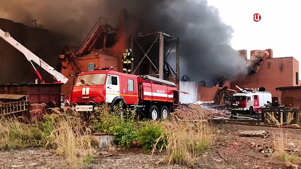 Пожарные на месте возгорания на заводе