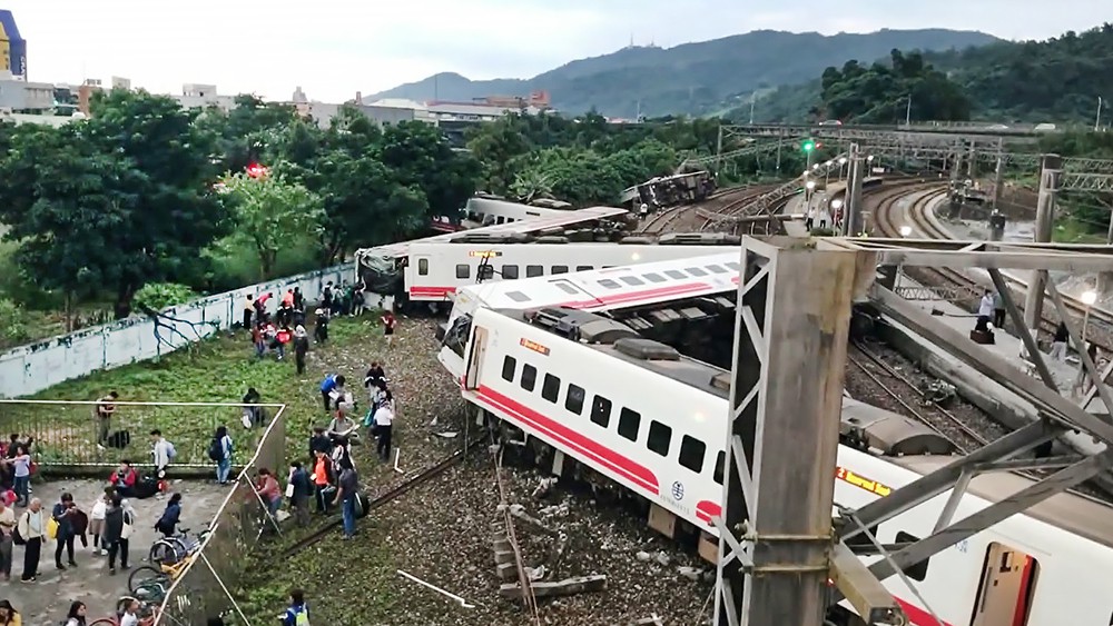 Последствия крушения поезда в Тайвани