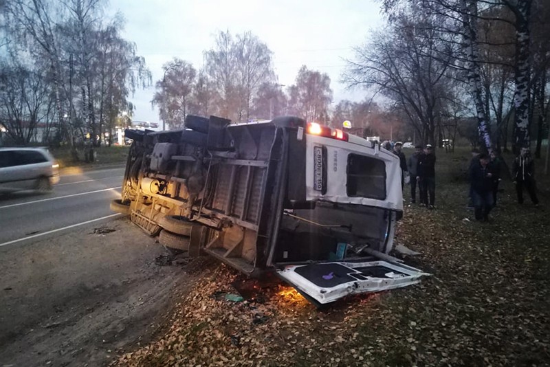 Микроавтобус, пострадавший в результате ДТП в Подмосковье