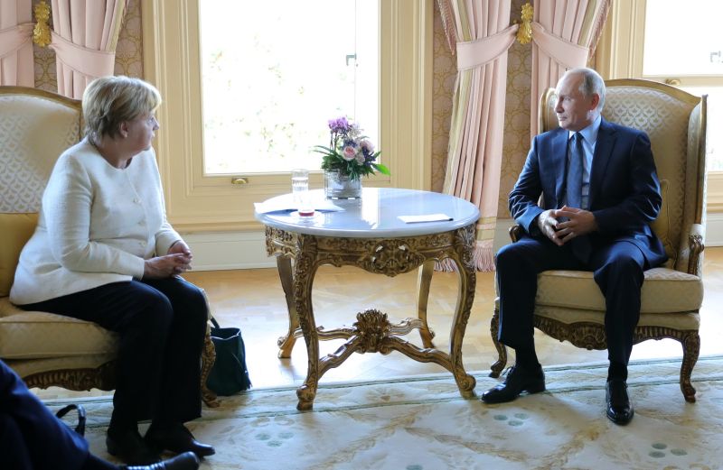 Владимир Путин и Ангела Меркель на встрече в Стамбуле