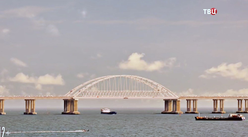 Кадр из фильма "Крымский мост. Сделано с любовью!"
