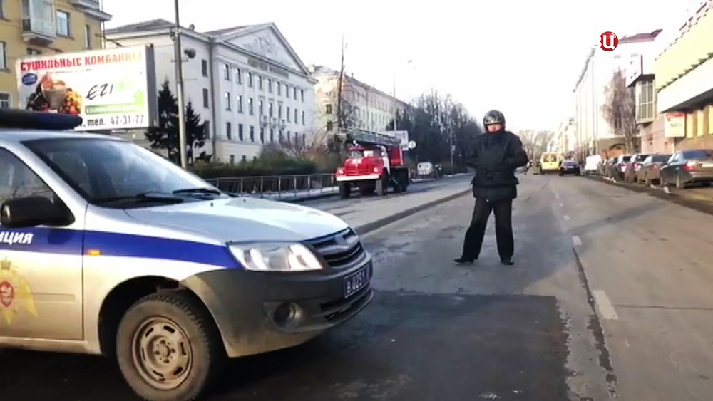 Экстренные службы у входа в здание управления ФСБ по Архангельской области  