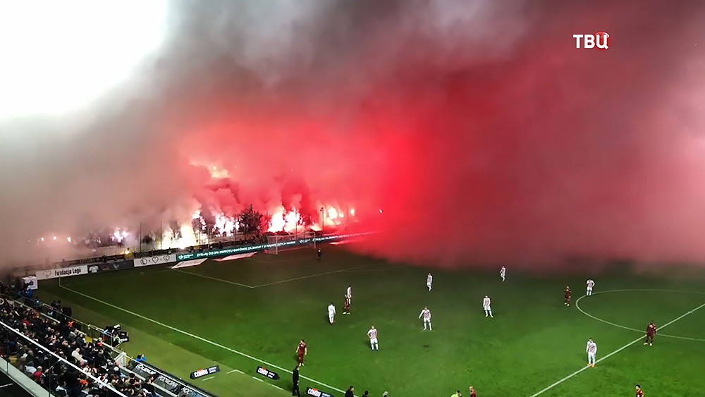 Польские фанаты устроили дымовую завесу во время матча