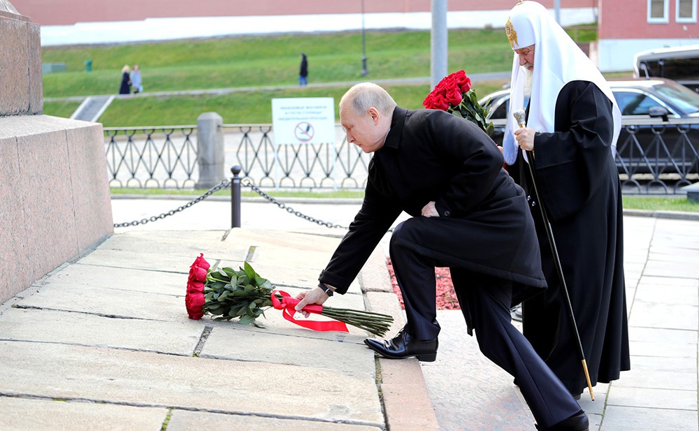 Владимир Путин и Патриарх Кирилл возложили цветы к памятнику Минину и Пожарскому в Москве