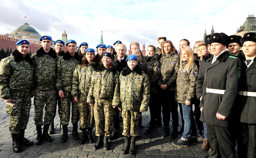 Президент России Владимир Путин фотографируется с курсантами
