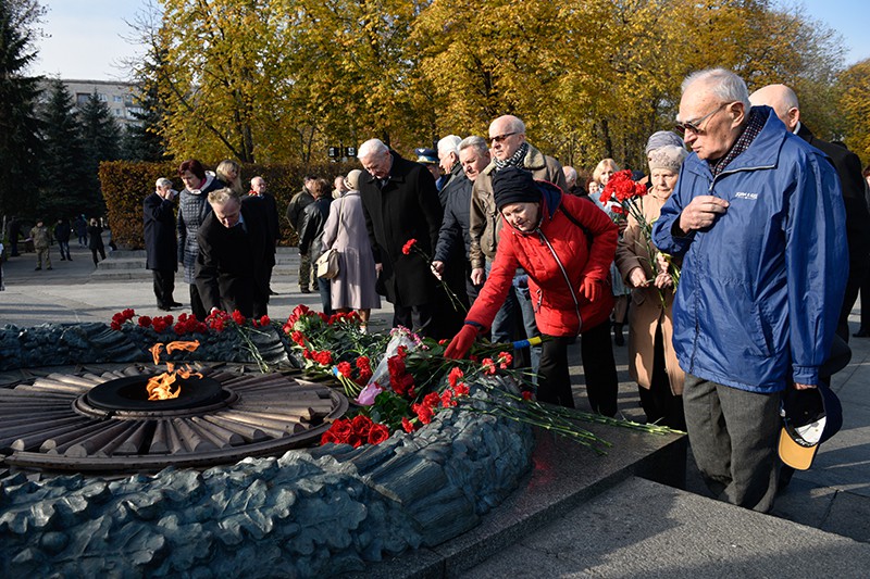 Возложение цветов к могиле Неизвестного солдата в Киеве