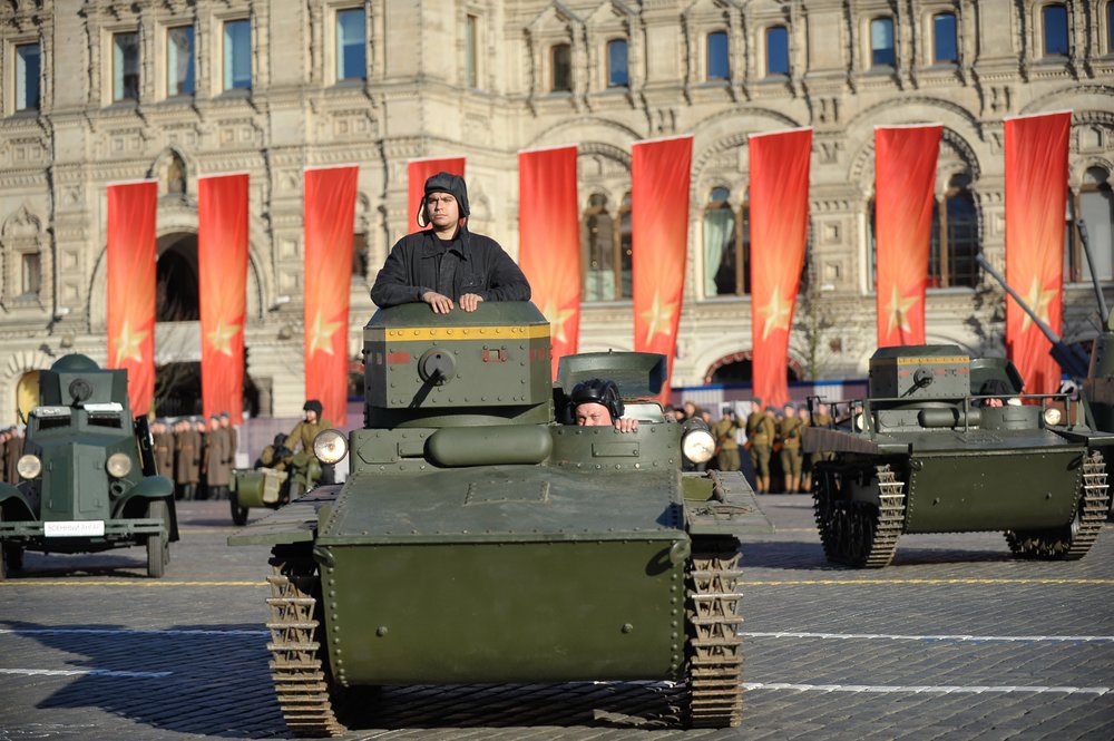 Торжественный марш в честь 77-й годовщины военного парада 7 ноября 1941 г. на Красной площади