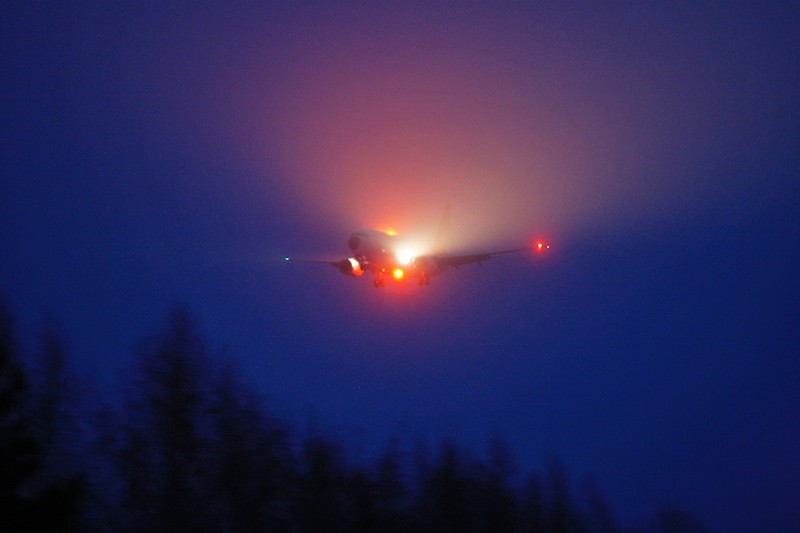 Самолет совершает посадку в тумане