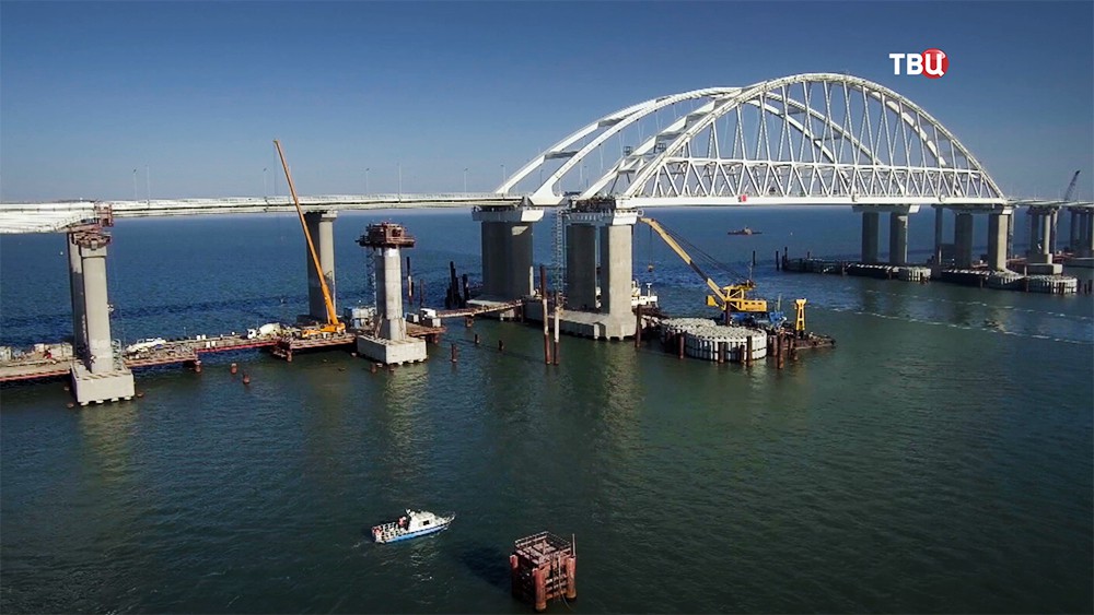 Возведение опор железнодорожной части Крымского моста