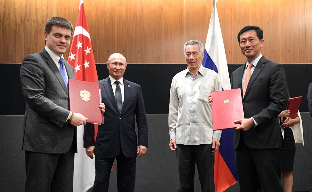 Церемония обмена документами, подписанными в рамках государственного визита президента России Владимира Путина в Сингапур