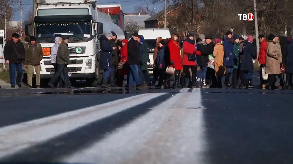 Жители Украины перекрыли дорогу
