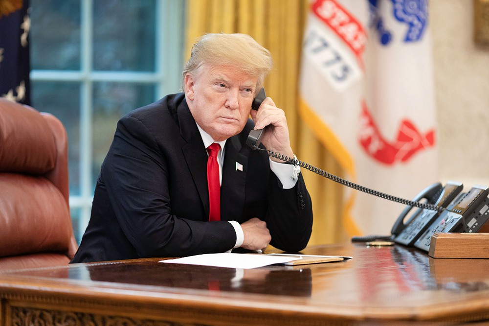 Дональд Трамп разговаривает по телефону