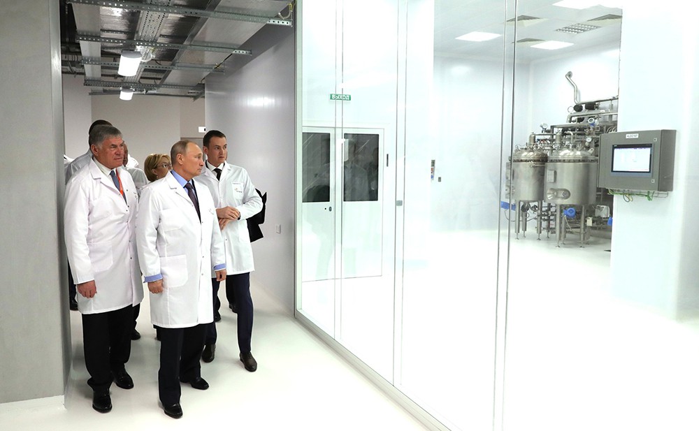 Владимир Путин посетил фармацевтическое предприятие