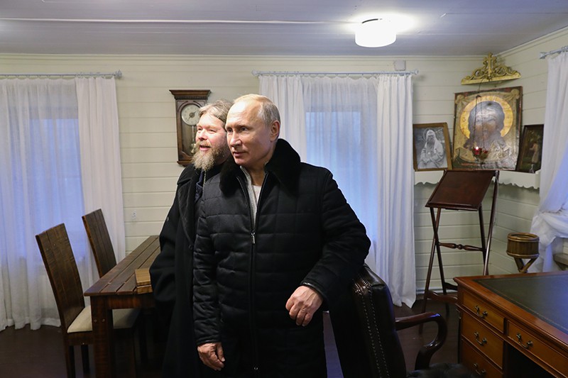 Владимир Путин во время посещения Псково-Печорского монастыря