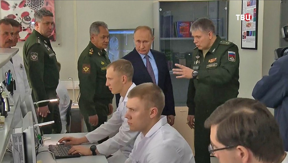 Владимир Путин в военном технополисе "Эра" в Анапе
