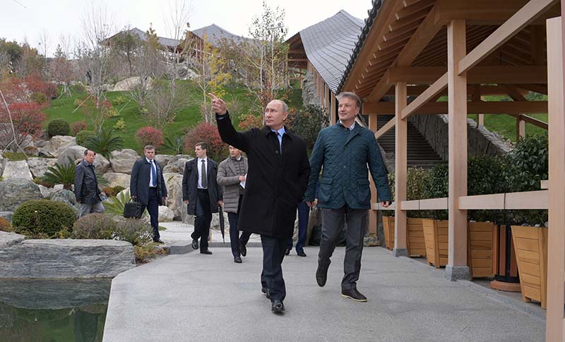 Владимир Путин во время осмотра территории гостиничного комплекса "Мрия" в Ялте