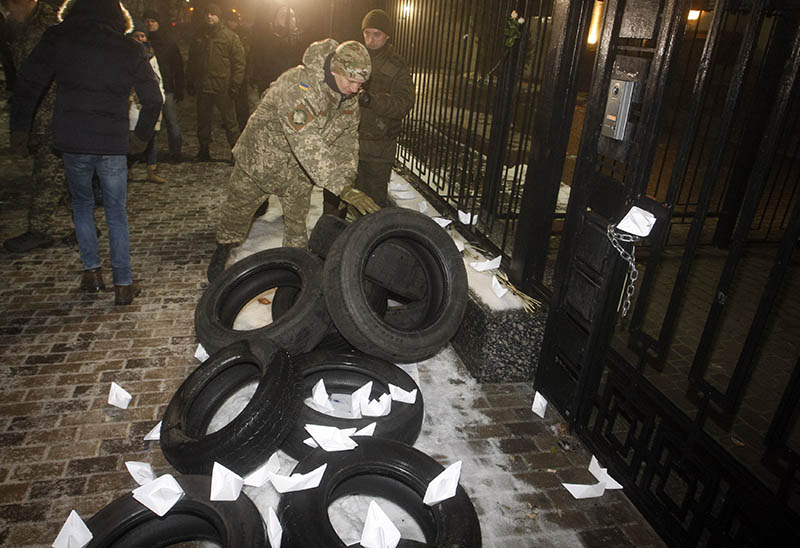 Акция протеста возле российской дипмиссии на Украине 