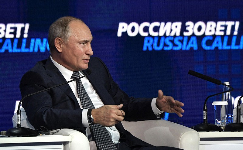 Владимир Путин выступает на форуме ВТБ Капитал "Россия зовёт!"