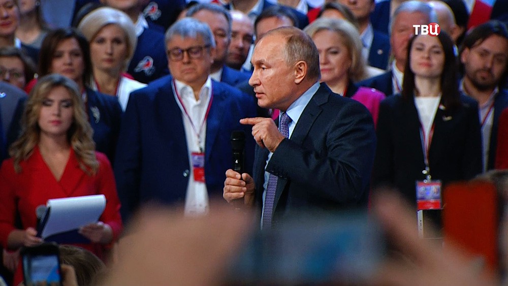 Владимир Путин выступает на съезде Общероссийского народного фронта (ОНФ)