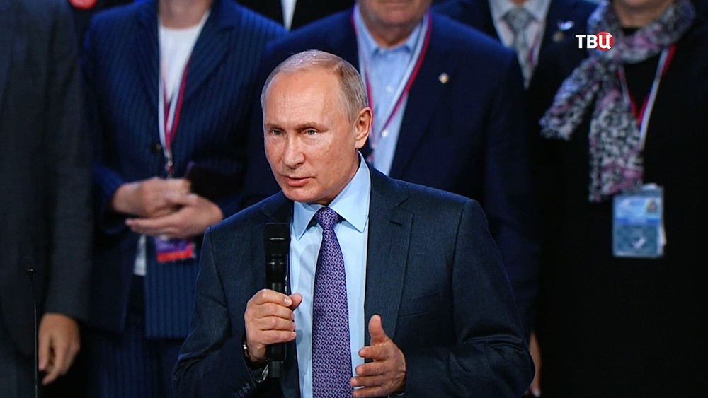 Владимир Путин выступает на съезде Общероссийского народного фронта (ОНФ)