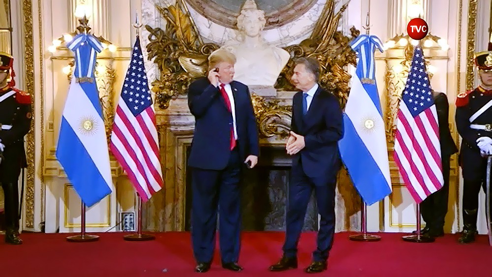 Дональд Трамп выбрасывает электронный переводчик во время встречи с президентом Аргентины Маурисио Макри
