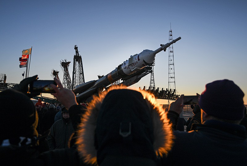 Установка ракеты-носителя "Союз-ФГ" с пилотируемым кораблем "Союз МС-11" на стартовый стол космодрома "Байконур"