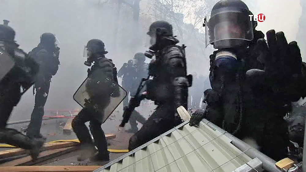 Полиция Франции разгоняет участников беспорядков