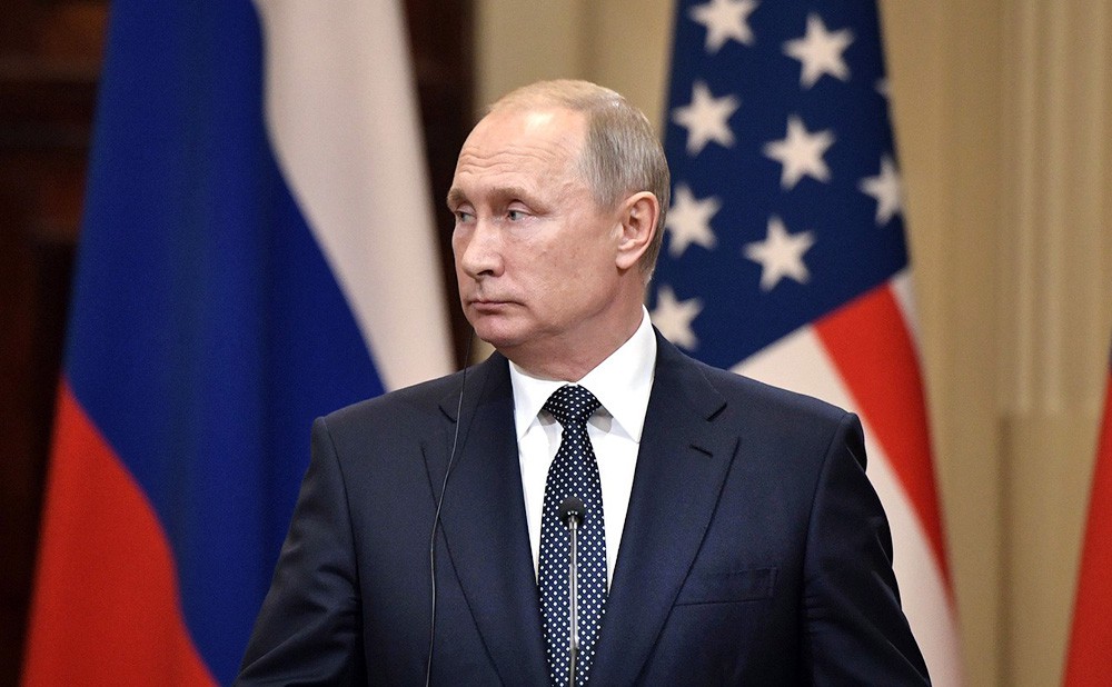 Владимир Путин на фоне флагов США и России